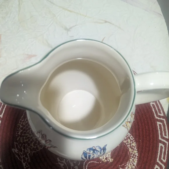 Tiffany Tulips Pattern water pitcher. - Picture 2 of 7